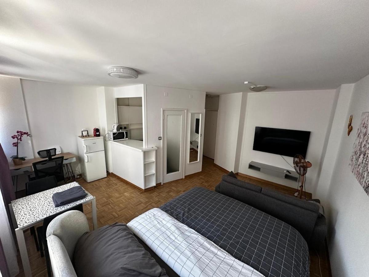 01 Convenient - Station Station Apartment *